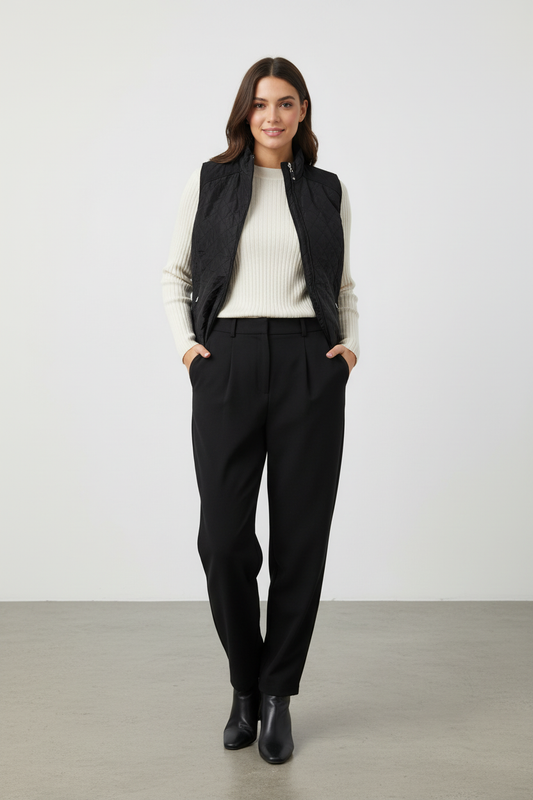 Μοντέλο με αμάνικο μπουφάν και εκρού-μαύρες αποχρώσεις